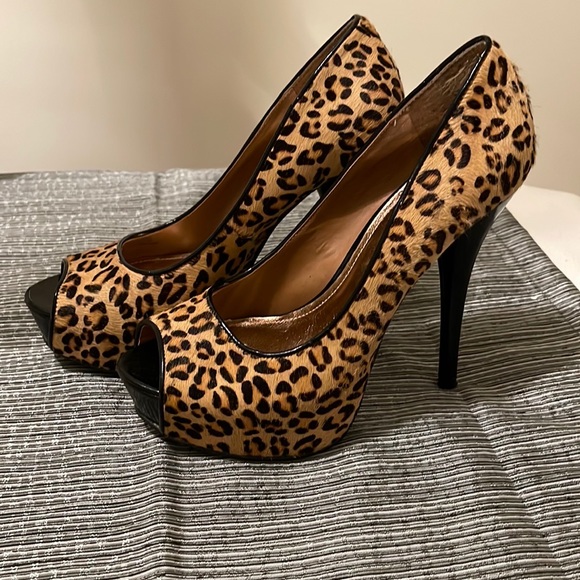 Cheetah print , size 7 , brand new , 5in heels , express , kinda furry, platform - Picture 4 of 4